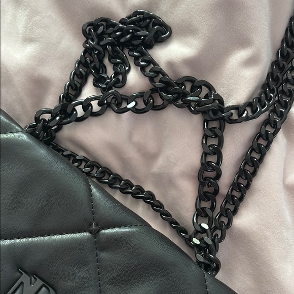 NWT Badgley Mischka Black Quilted leather Chain Shoulder Bag in new condition - Picture 4 of 10